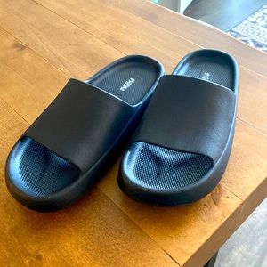 Black cloud slides- size 9 never been worn